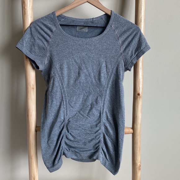 Athleta Ruched Short Sleeve Workout Top Sz small - Picture 2 of 6